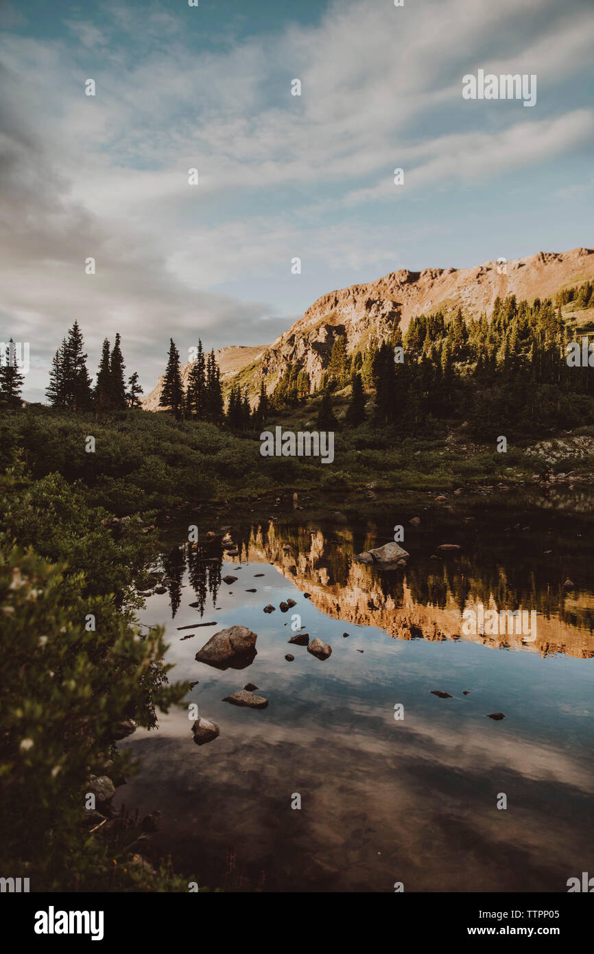 Malerischer Blick auf den See und die Berge gegen bewölkter Himmel Stockfoto