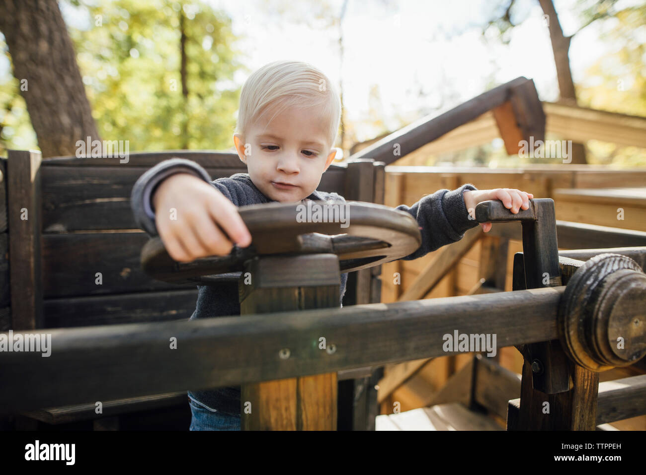 Süße Junge spielt auf Spielgeräte im Park Stockfoto