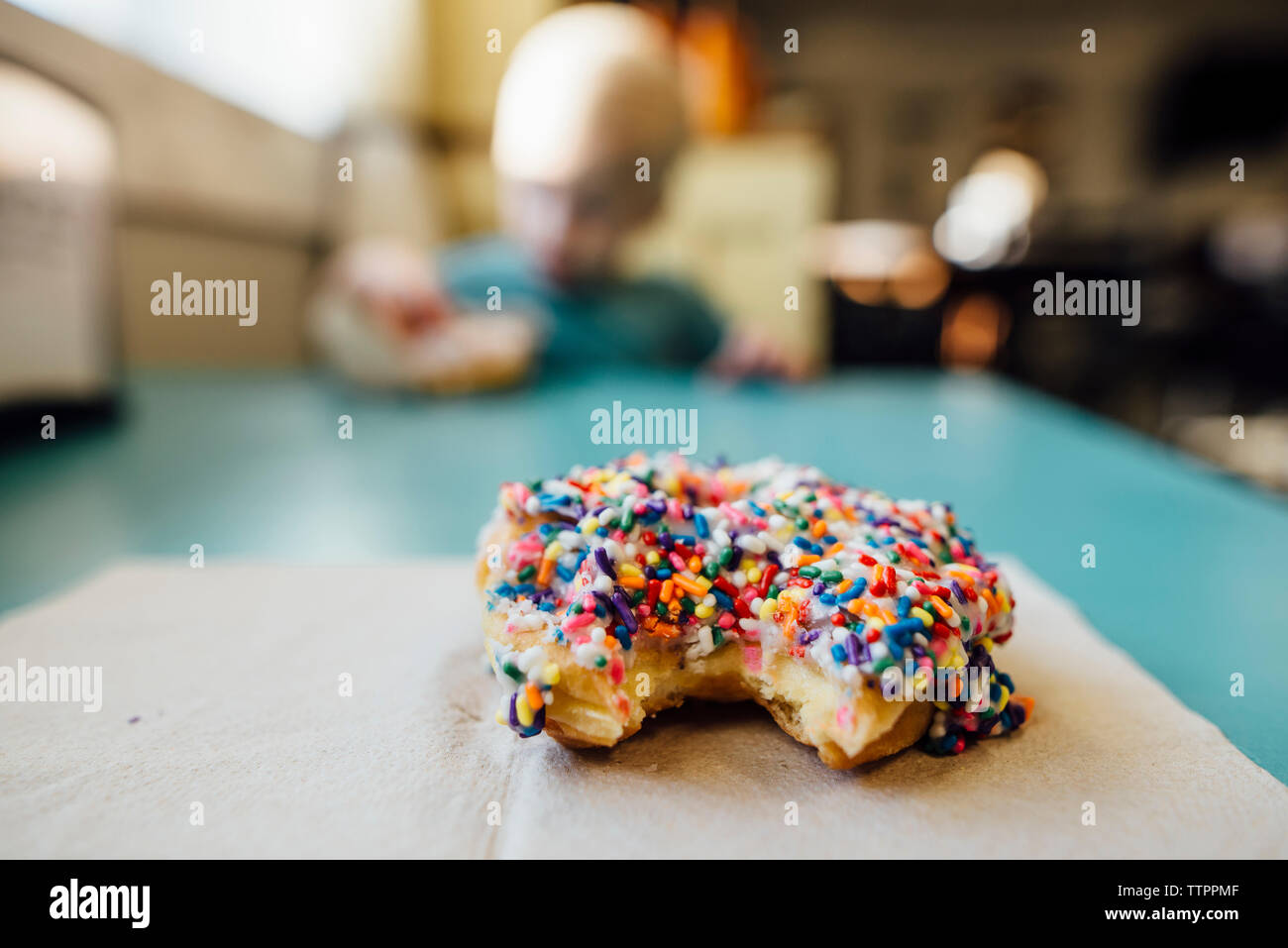 In der Nähe von Donut am Tisch Stockfoto