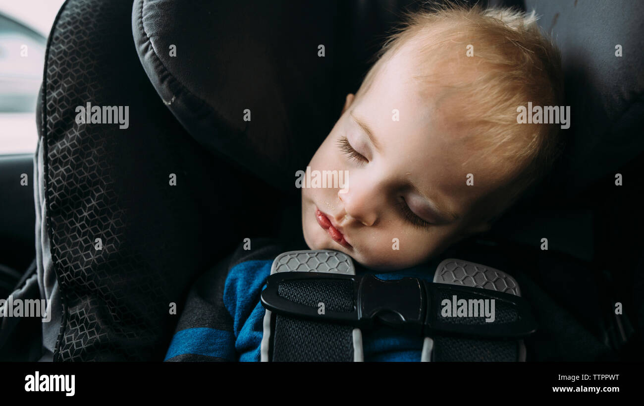 Nahaufnahme des Jungen schlafen im Auto Stockfoto
