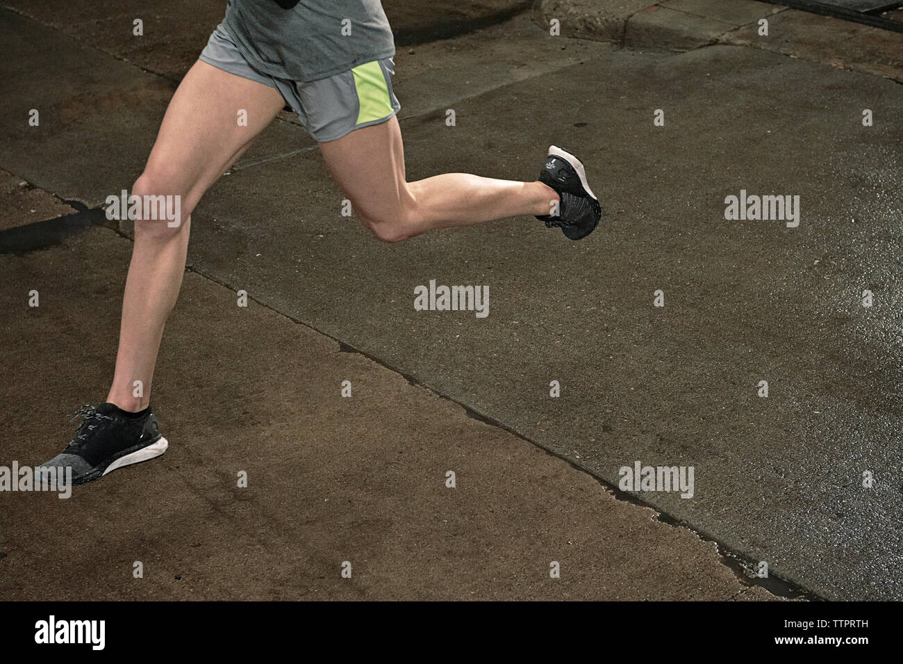 Eine Läuferin Mitte Stride. Stockfoto