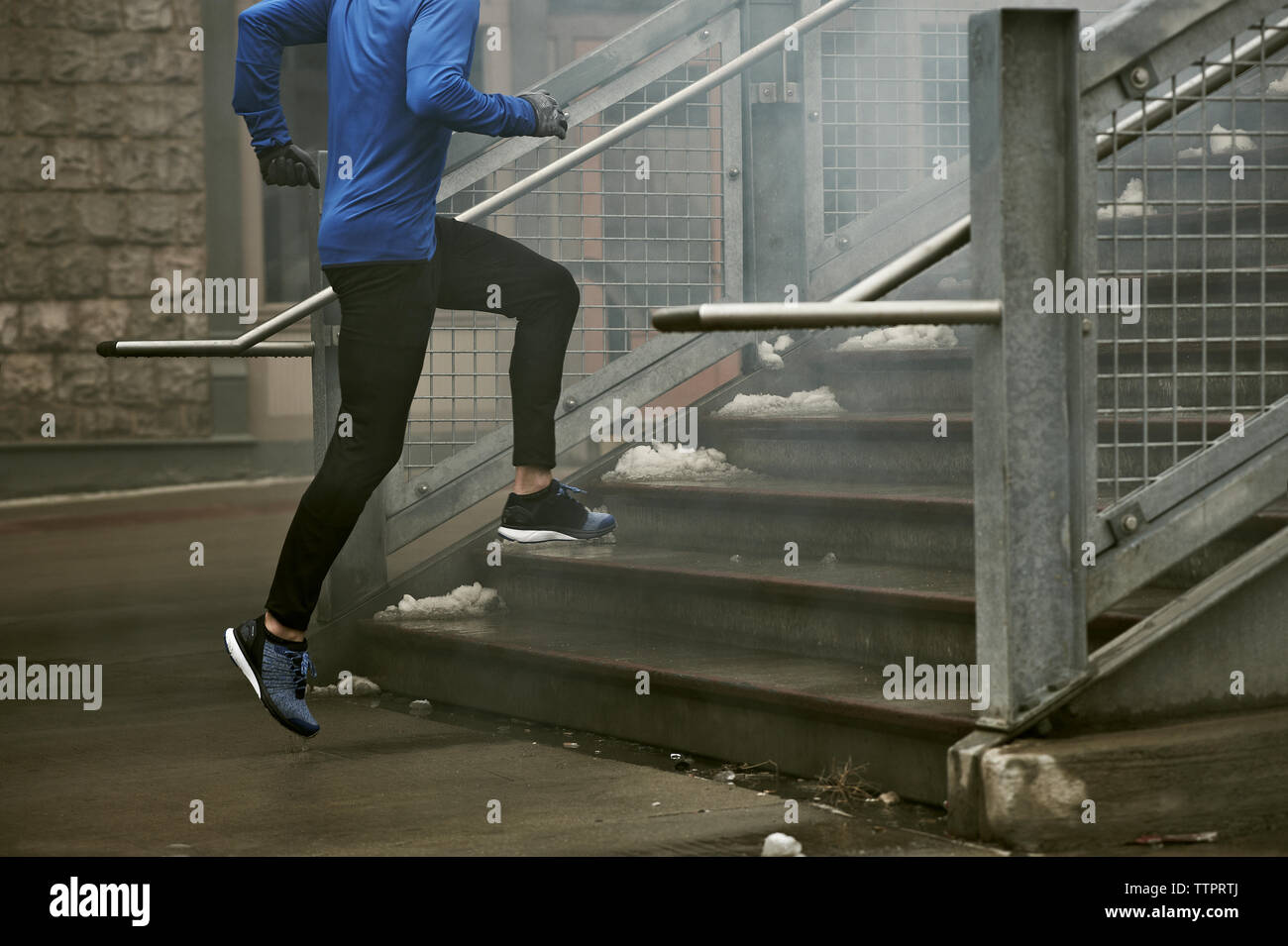 Ein Runner macht sich auf den Weg, eine Treppe. Stockfoto
