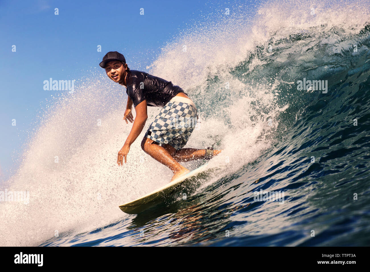 Junger Mann Surfen im Meer gegen Sky Stockfoto