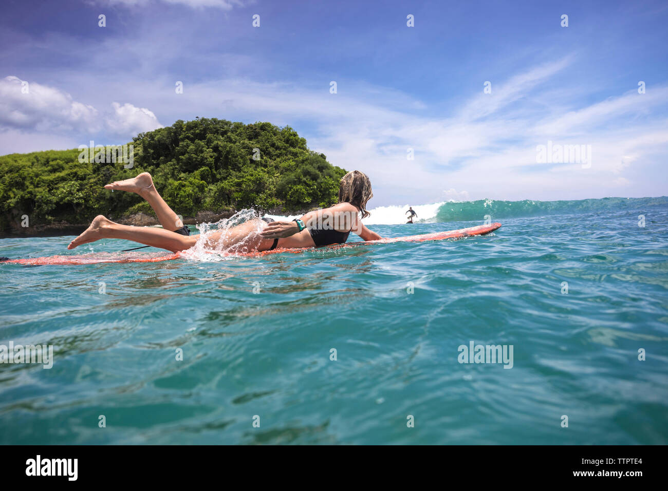 Freunde surfen am Meer gegen Himmel bei Bali Stockfoto