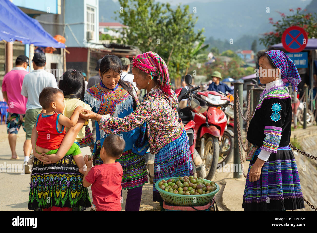 Ethnische Minderheit Familie an den lokalen Markt, Bac Ha, Lao Cai Provinz, Vietnam, Asien, Stockfoto
