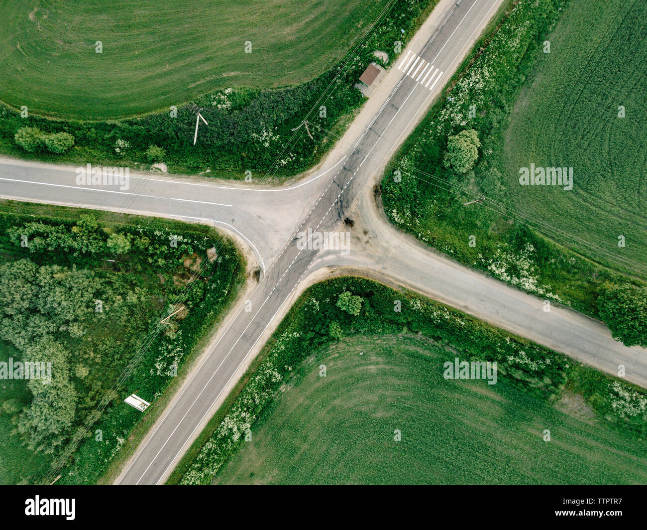 Luftaufnahme von leere Straße inmitten landwirtschaftlicher Bereich Stockfoto