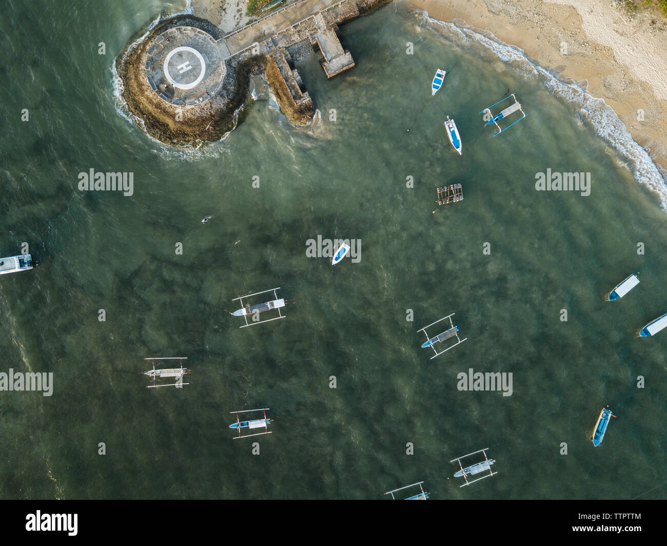 Luftaufnahme von Auslegern günstig am Meer Stockfoto