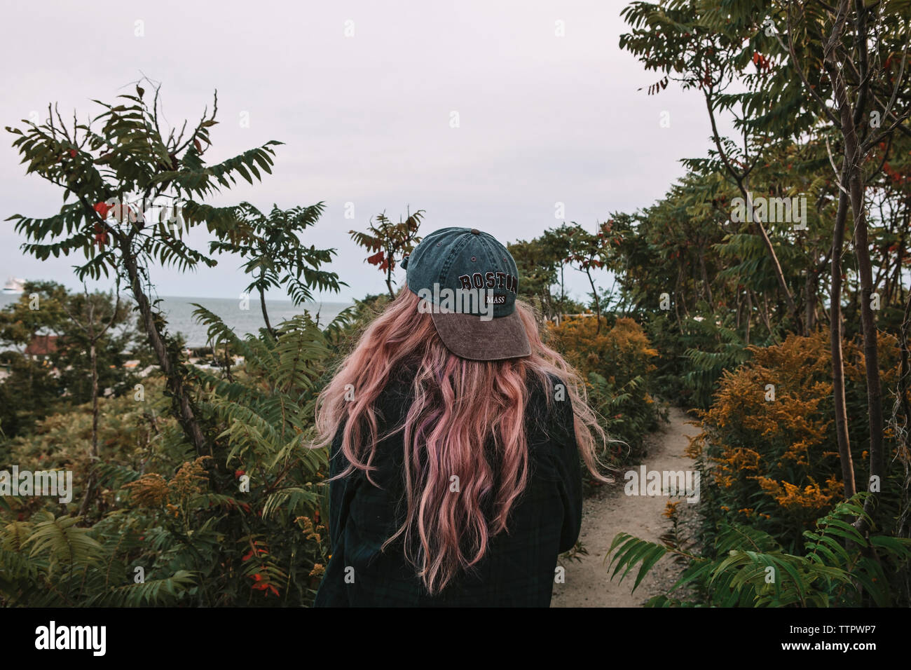 Junge weibliche Weg hinunter zum Meer Stockfoto