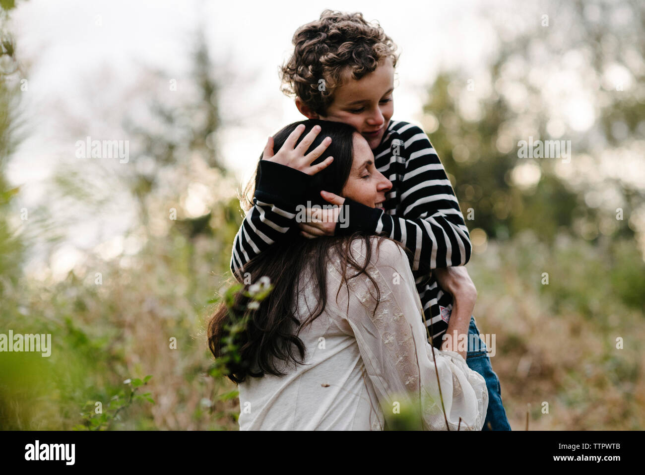Lieben Sohn, die Mutter im Park Stockfoto