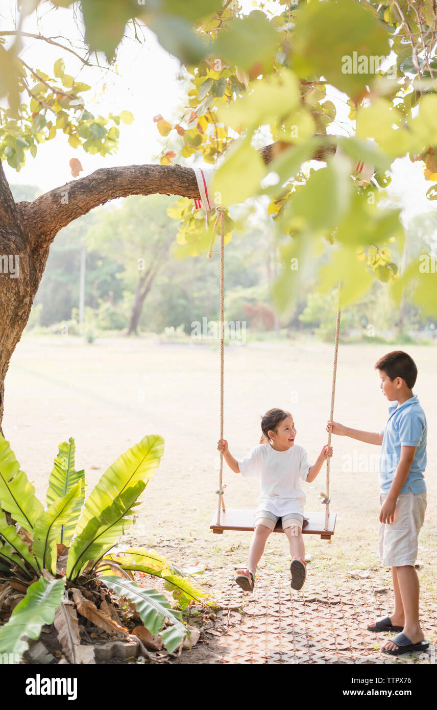 Bruder Schwester Schwingen am Seil Schwingen am Park Stockfoto