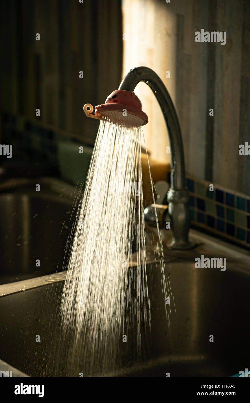 Fließendes Wasser aus dem Wasserhahn in der Küche Stockfoto