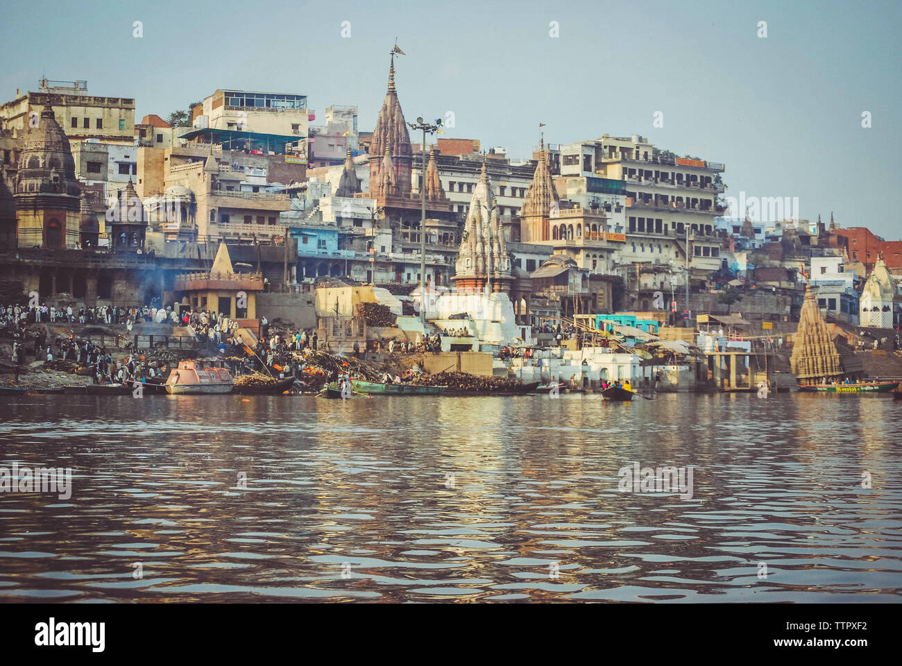 Pilger, die beim Tempel von Ganges gegen Sky Stockfoto