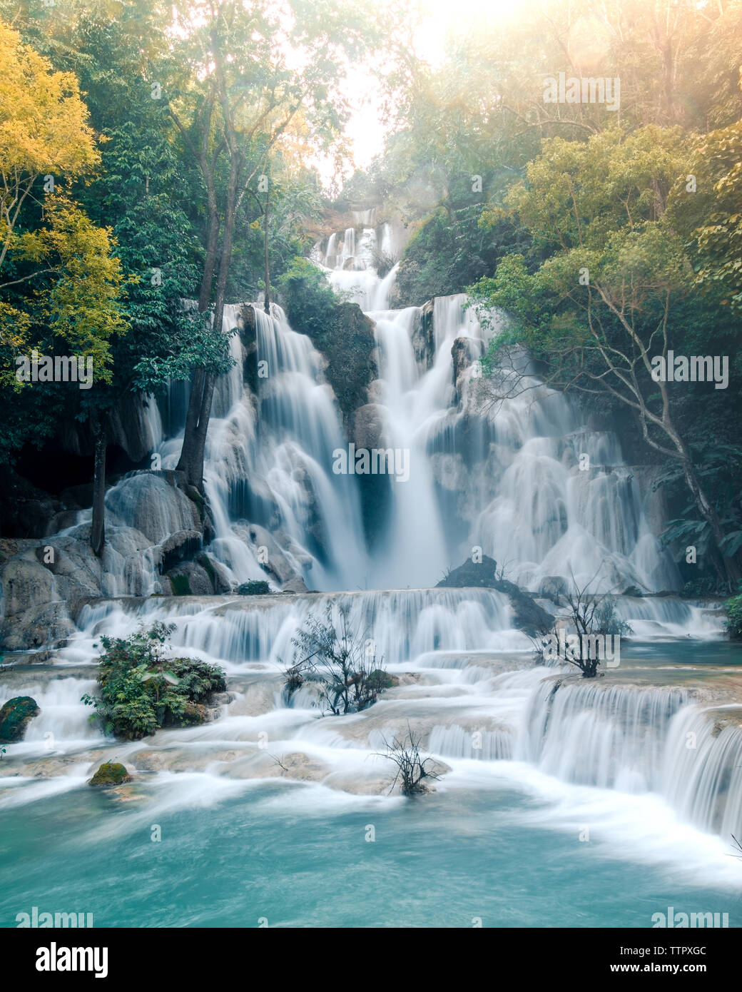 Kuang Si Wasserfall fließen Stockfoto