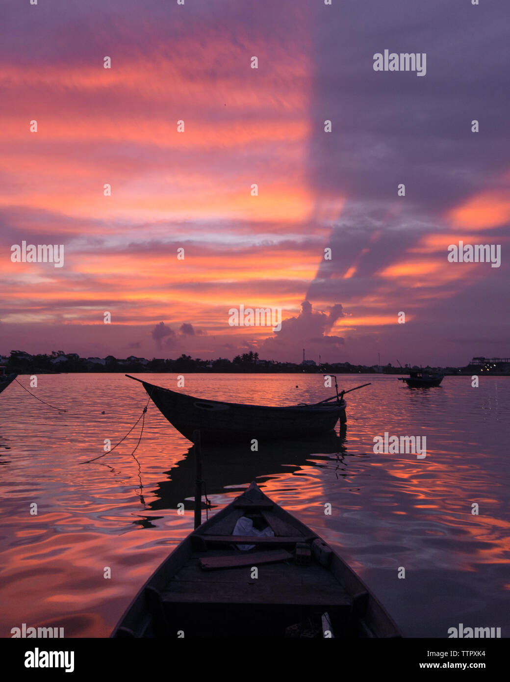 Hoi An Fluss Sonnenuntergang vom Boot aus Stockfoto