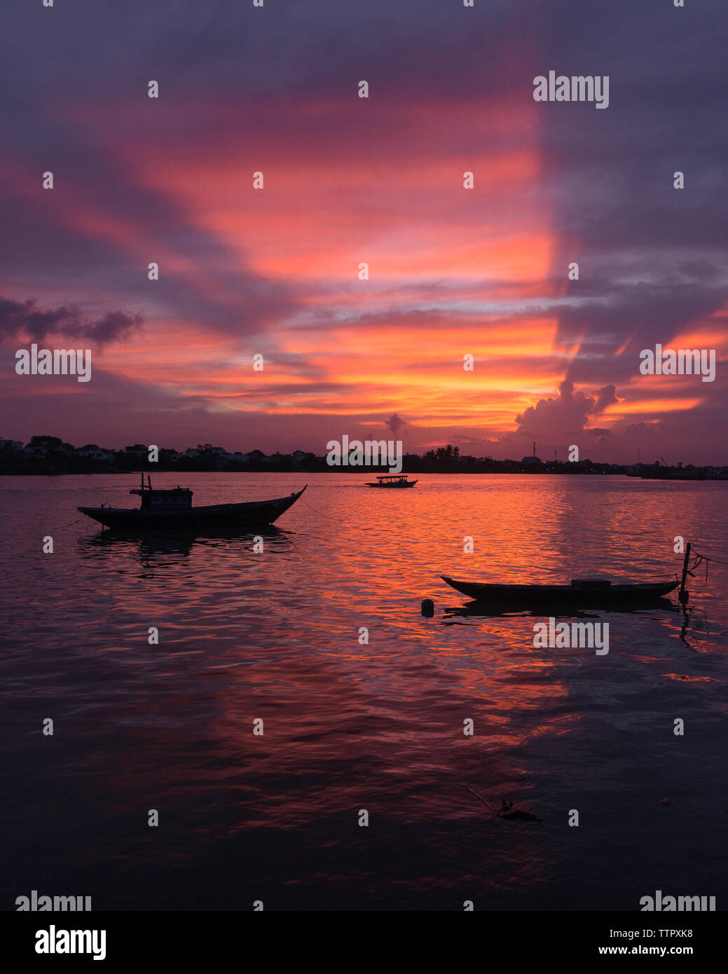 Hoi An River Sunset ausgewogene Boot Zusammensetzung Stockfoto