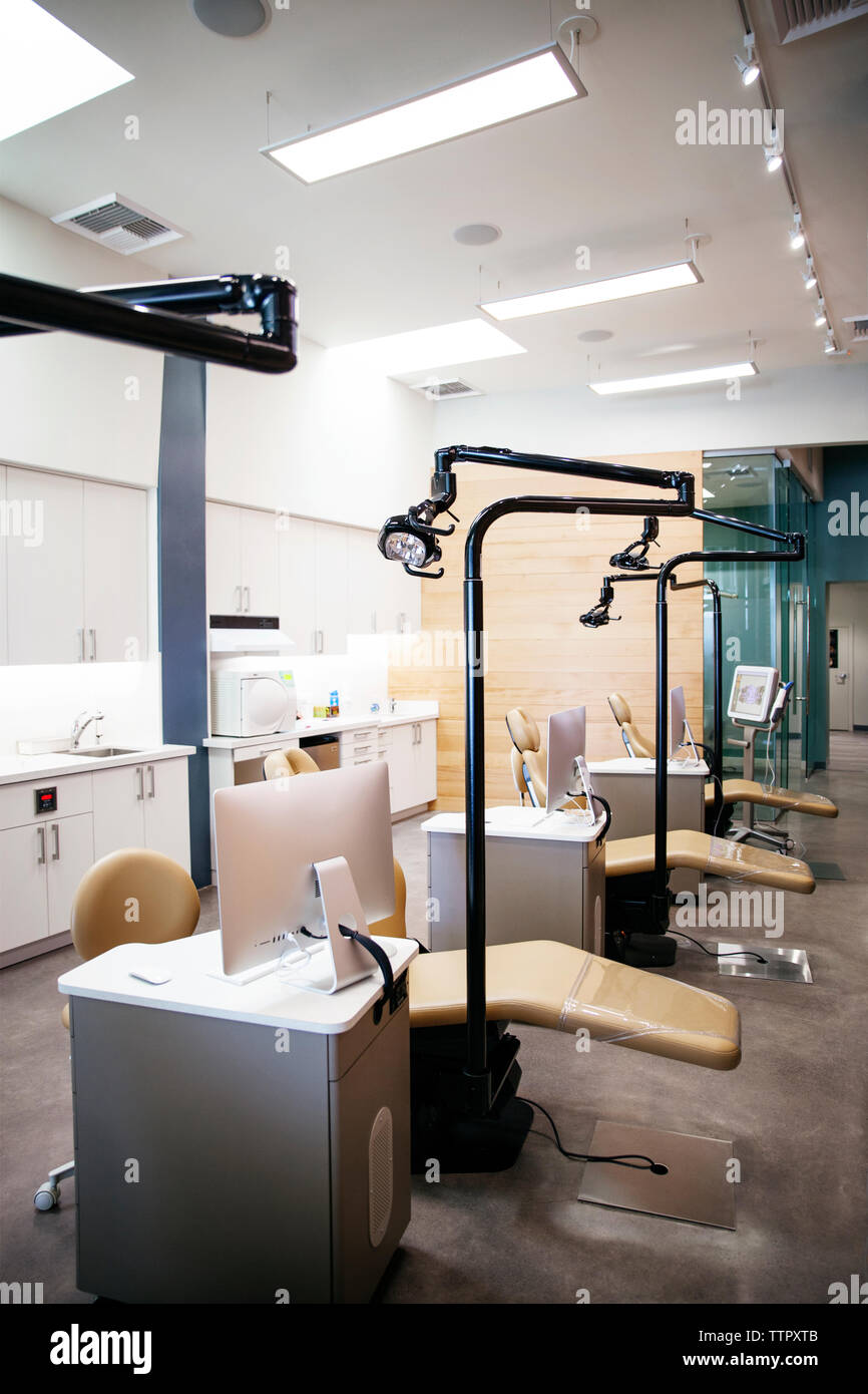 Zahnarzt Stühle und Computer in Klinik Stockfoto