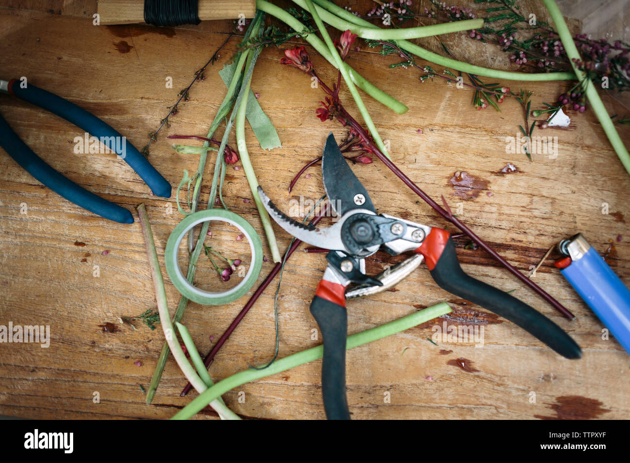 Beschneidung Werkzeuge und Stiele für Bräute Strauß auf den Tisch legen Stockfoto