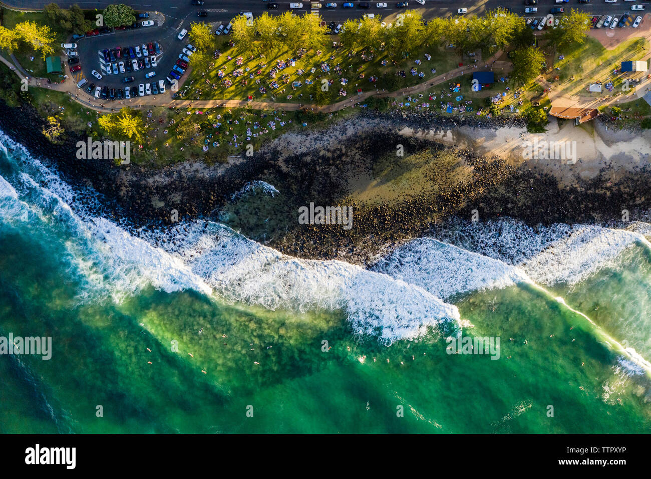Luftaufnahme von Wellen, Strand und einem Park in Burleigh Heads, Australien Stockfoto