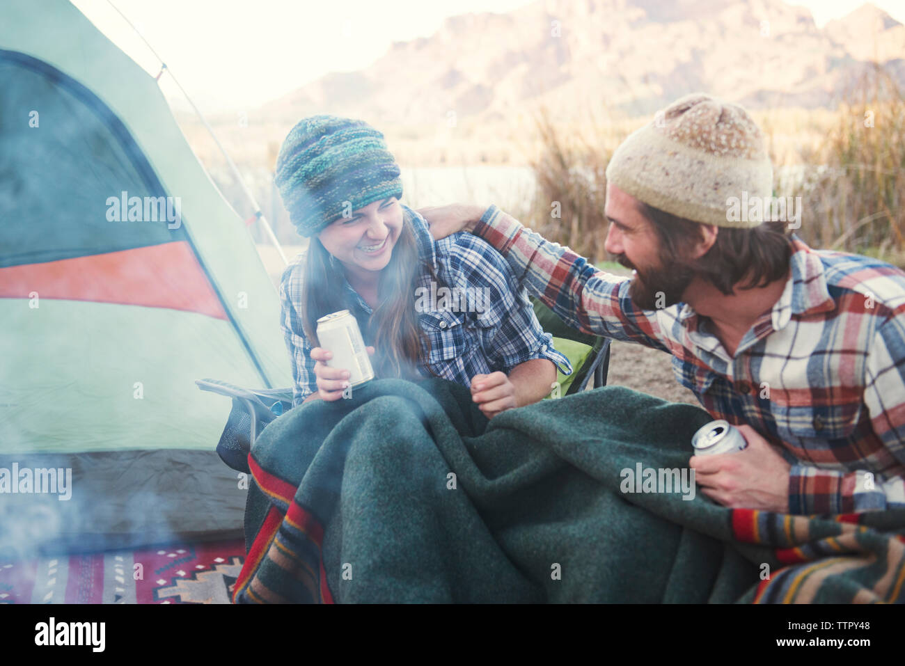 Glückliches Paar holding Bierdosen genießen im camp site Stockfoto