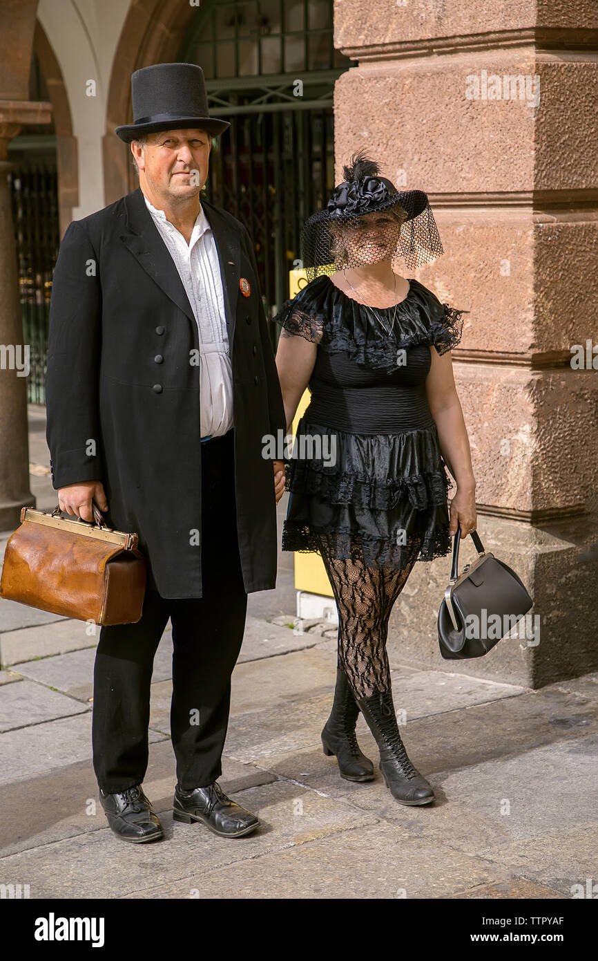 Leipzig, Deutschland, Juni 9, 2019. Festliche Menschen in schwarzen und roten gotischen und Steampunk Kostüme auf der Straße Stockfoto