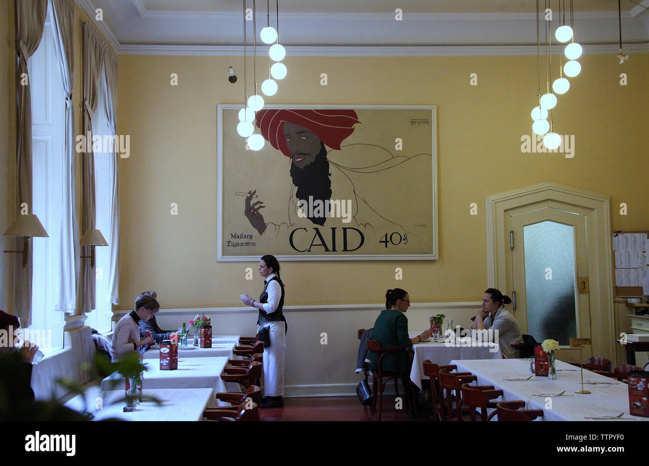 Kunden Speisen im Cafe Louvre in Prag Stockfoto