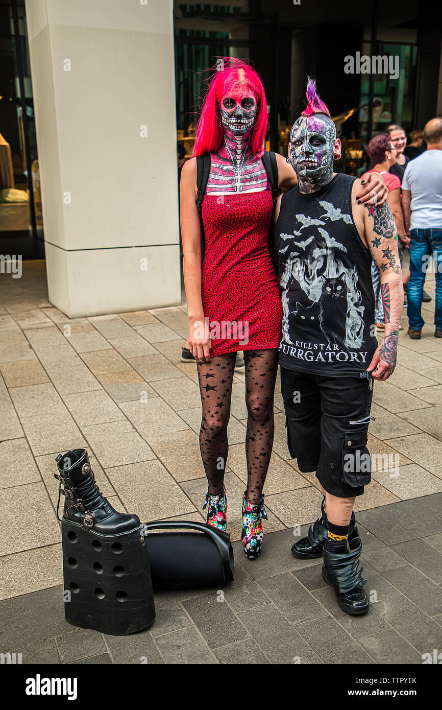 Leipzig, Deutschland, Juni 9, 2019. Festliche Menschen in schwarzen und roten gotischen und Steampunk Kostüme auf der Straße Stockfoto