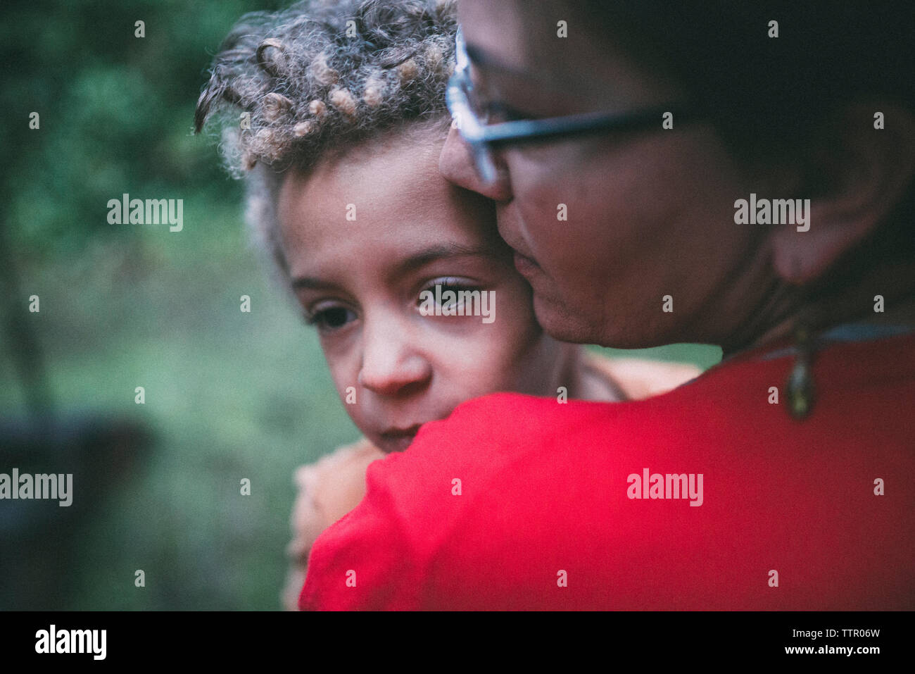 Mutter mit Sohn im Hof Stockfoto