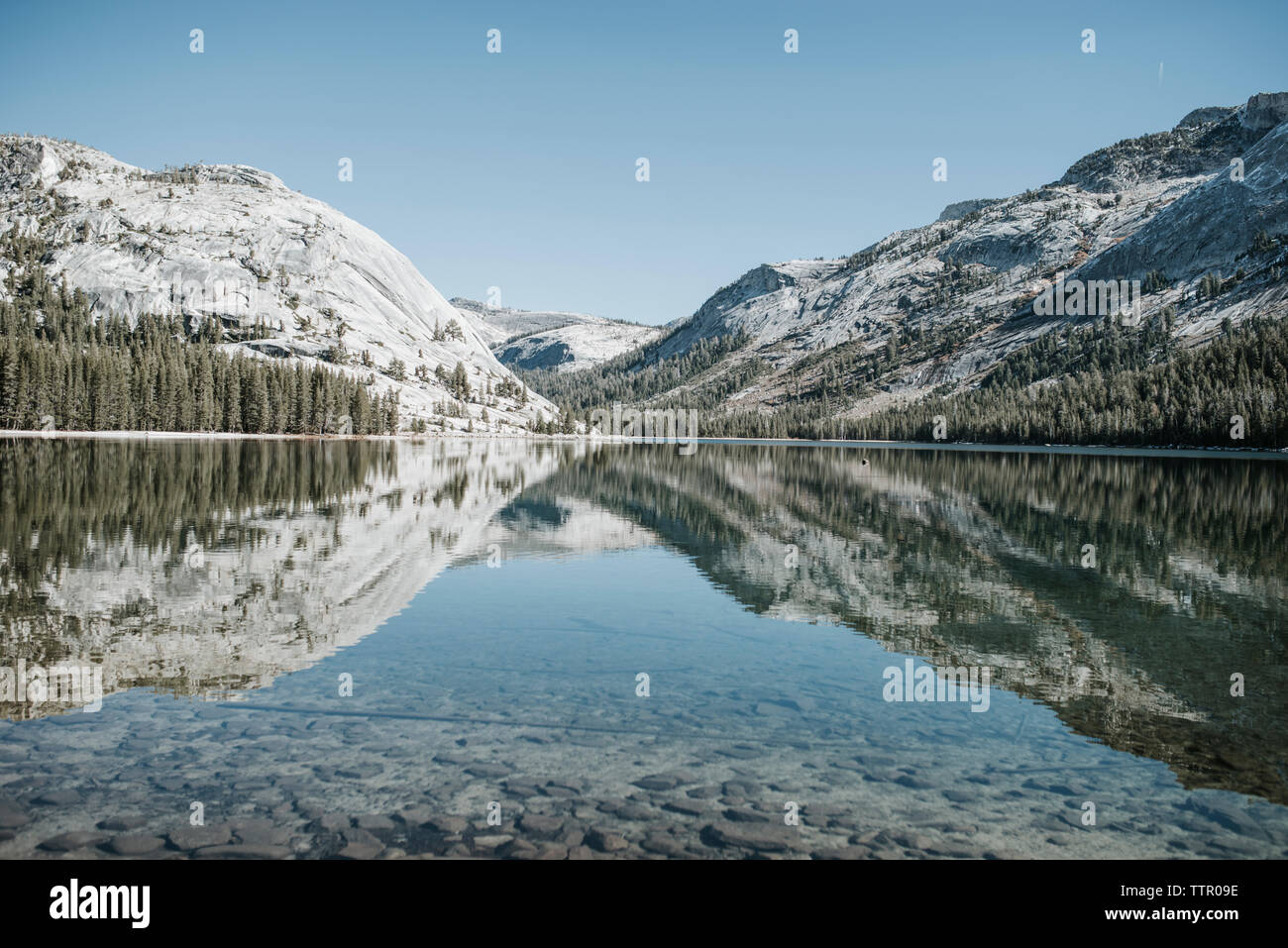 Symmetrie mit Blick auf den See von Bergen gegen den klaren Himmel im Yosemite National Park Stockfoto
