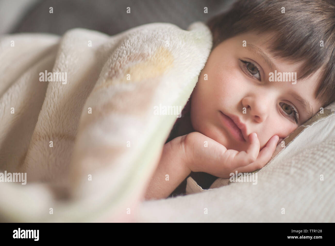 Close-up Portrait der Junge im Bett zu Hause. Stockfoto