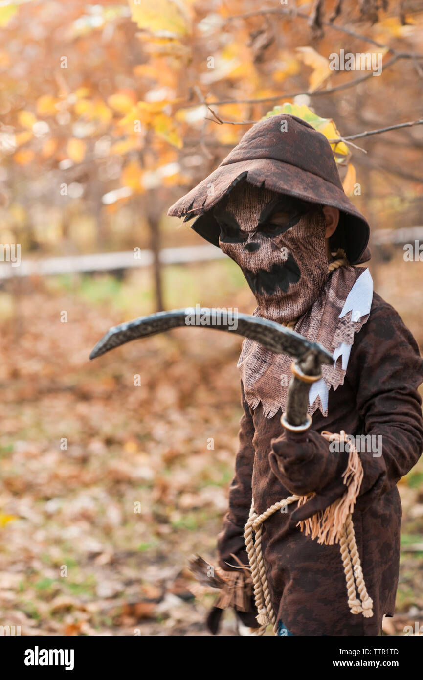 Junge gekleidet in spooky Vogelscheuche Kostüm für Halloween  Stockfotografie - Alamy
