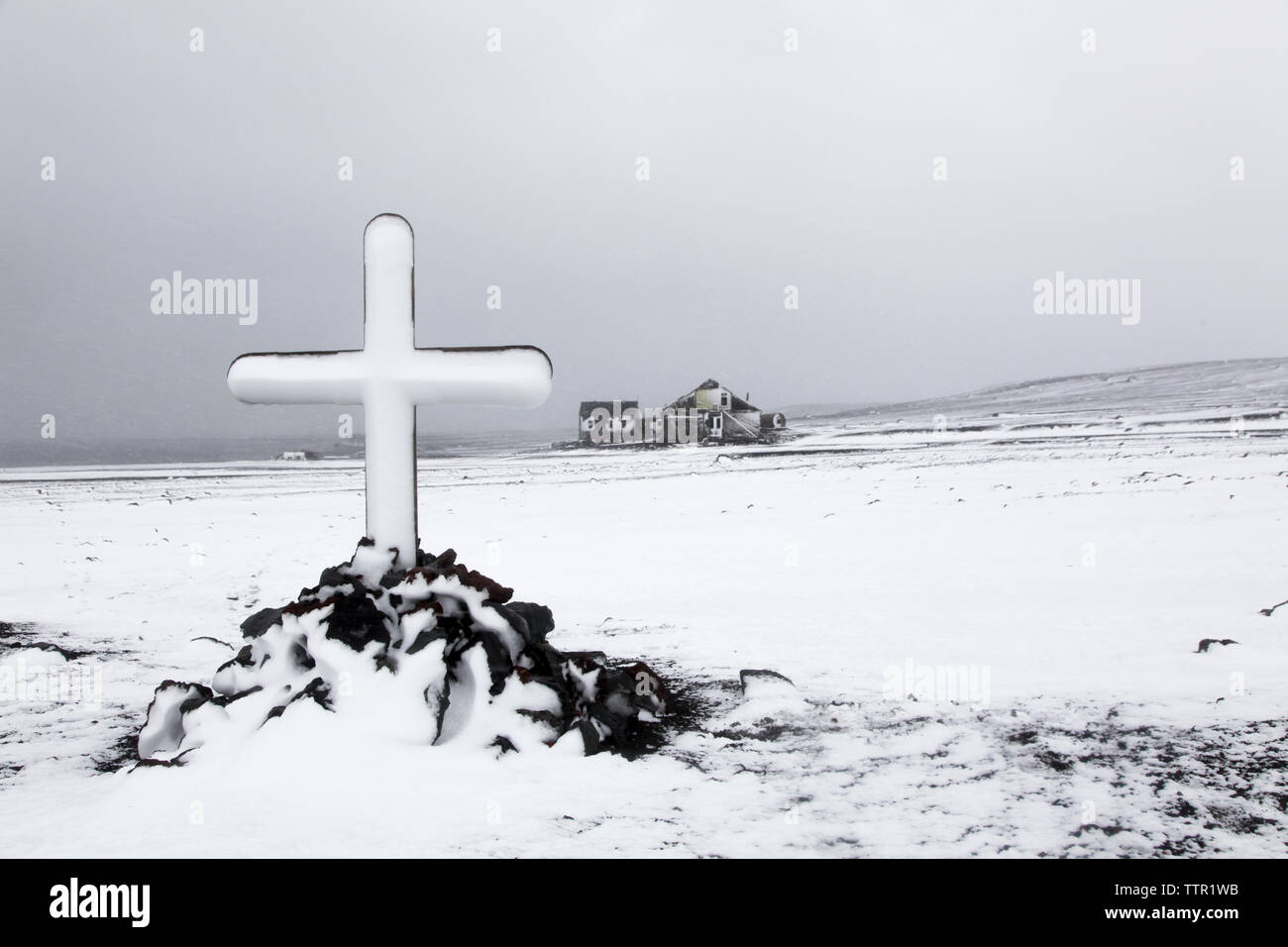 Kreuz auf schneebedeckten Feld gegen Sky Stockfoto