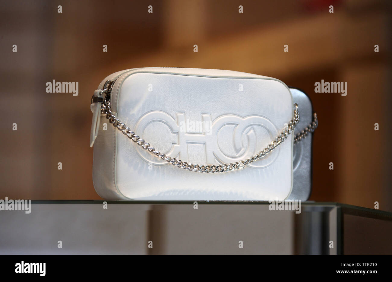Jimmy Choo Handtasche in einem Schaufenster Stockfoto