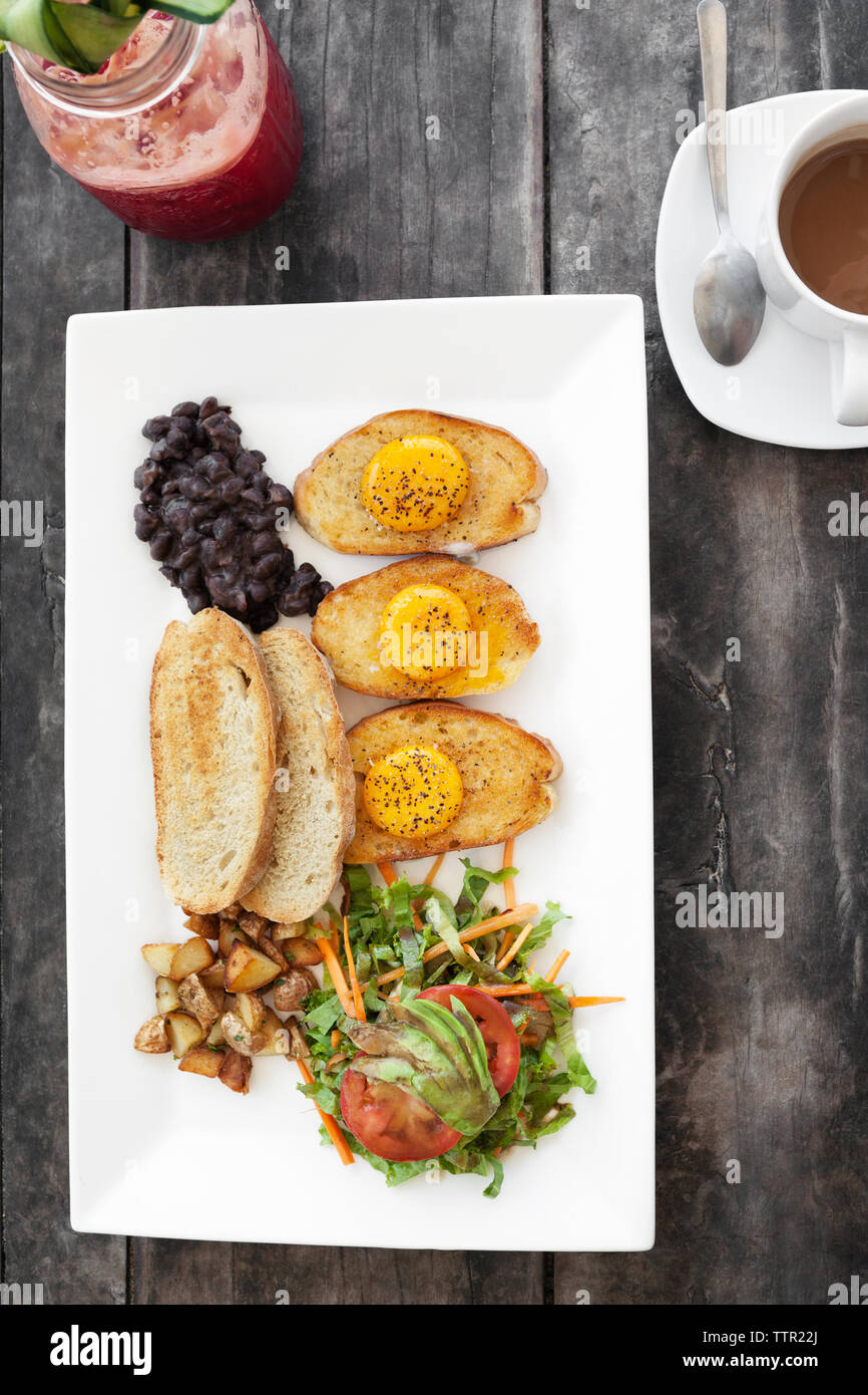 Ansicht von oben von Frühstück und Kaffee auf hölzernen Tisch Stockfoto