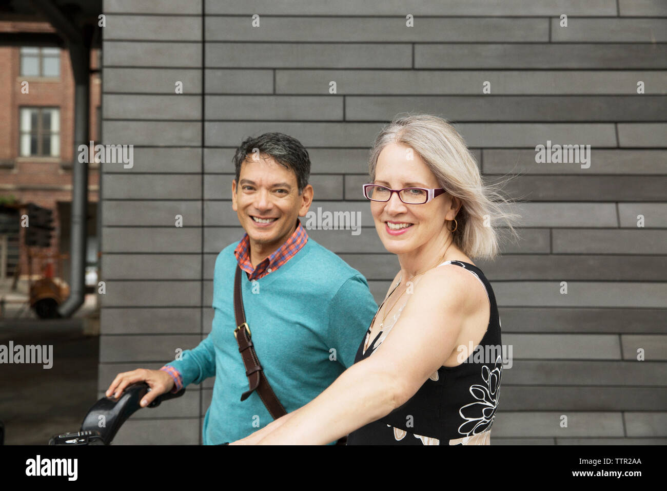 Portrait von Happy reifes Paar stehend gegen Wand Stockfoto