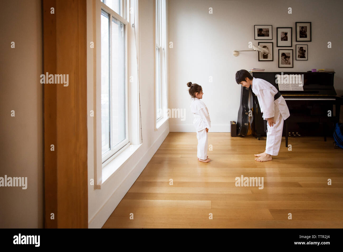 Geschwister Üben von Karate in hell Home lit Stockfoto