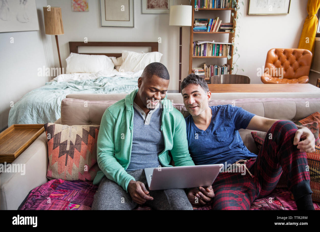 Hohe Betrachtungswinkel der homosexuellen Männer mit Laptop auf dem Sofa zu Hause Stockfoto