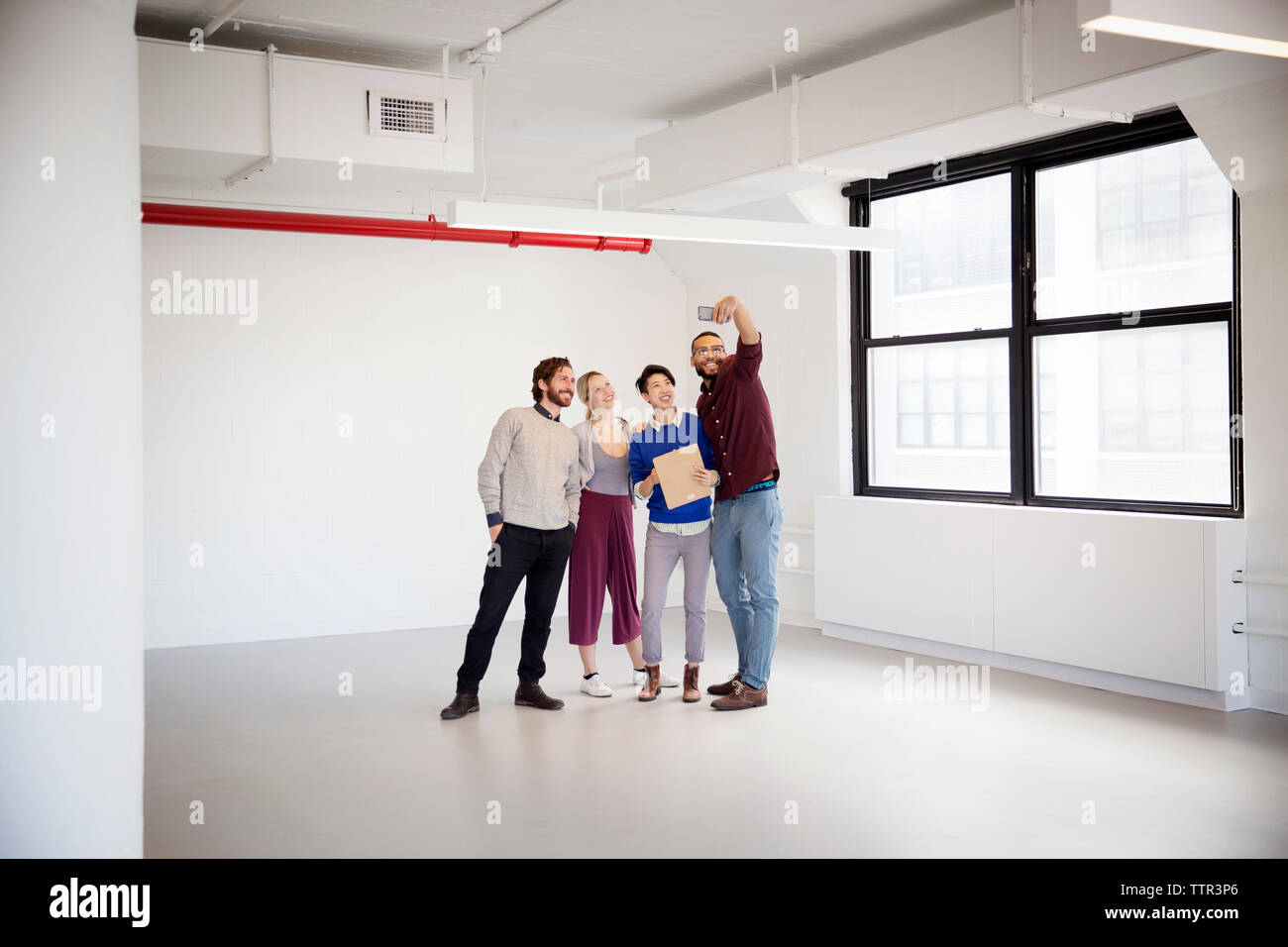 Geschäftsleute machen Selfie in einem neuen Büro Stockfoto