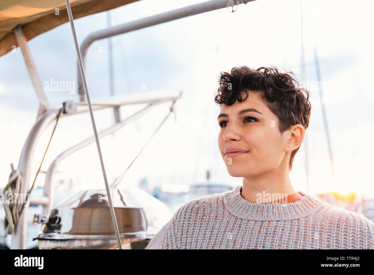 Close-up von nachdenklich Frau weg, während sich gegen Himmel bei Sonnenuntergang Stockfoto