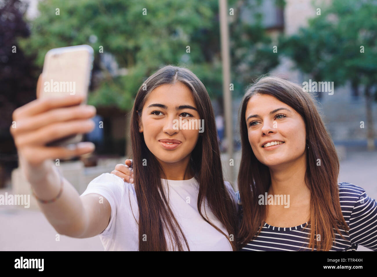 Freunde von selfie mit Handy beim Stehen im Freien Stockfoto