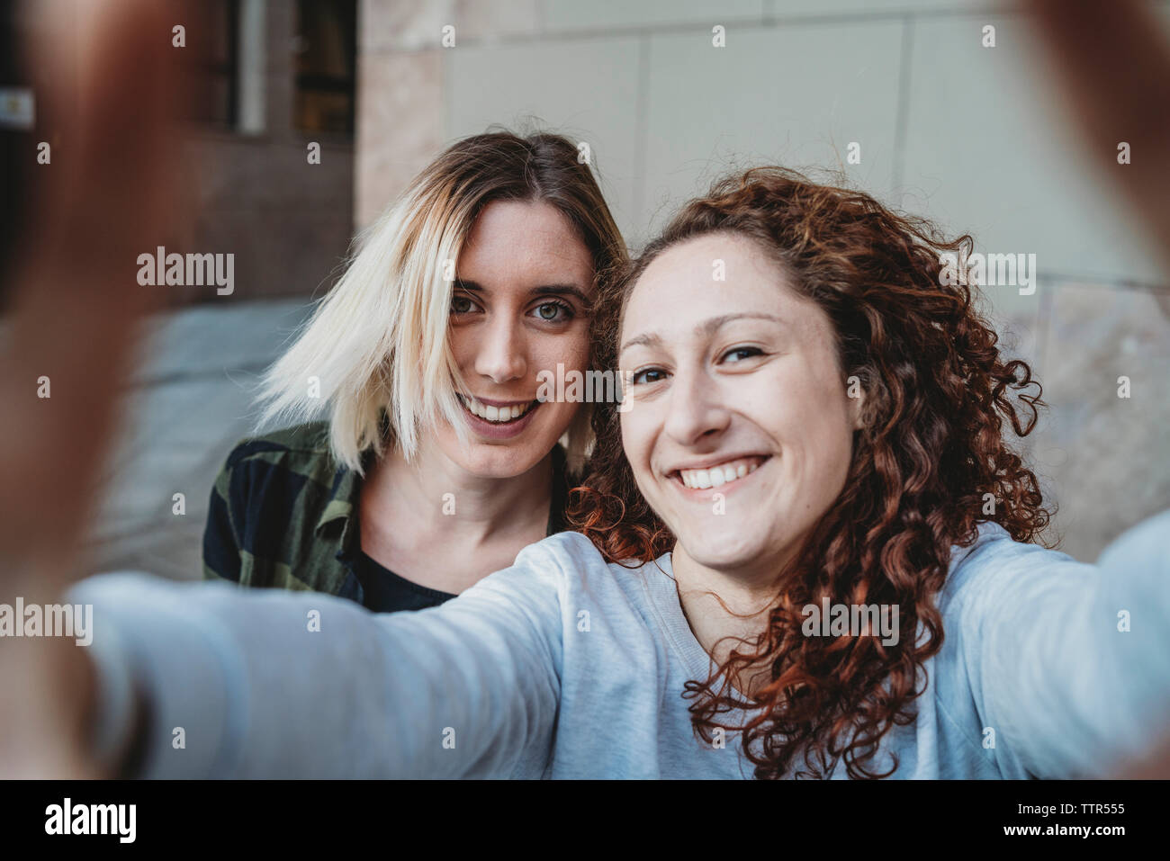Zwei junge Frauen, die ein selfie zusammen Stockfoto