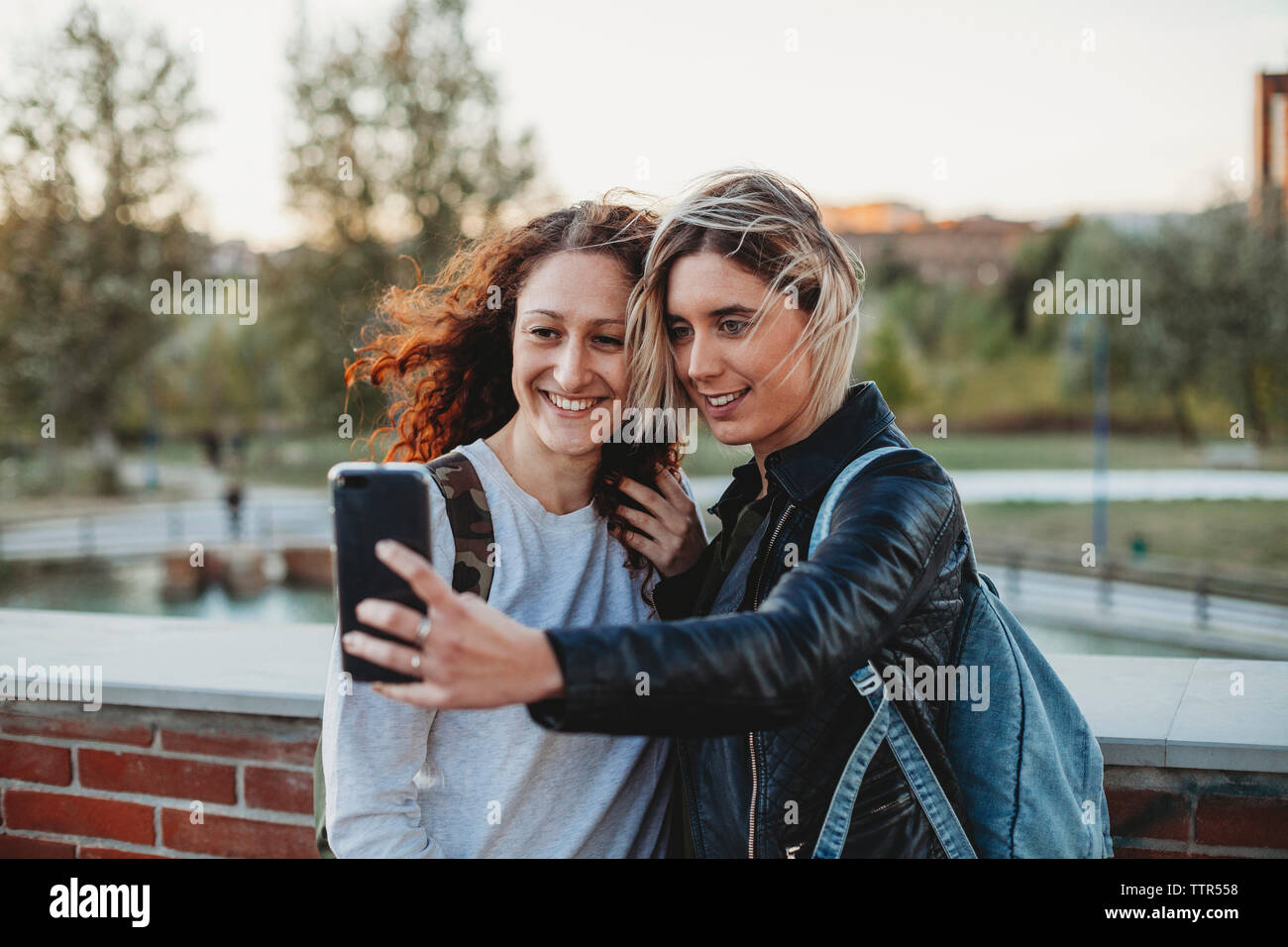Zwei jungen Studenten ein selfie im Park zusammen Stockfoto