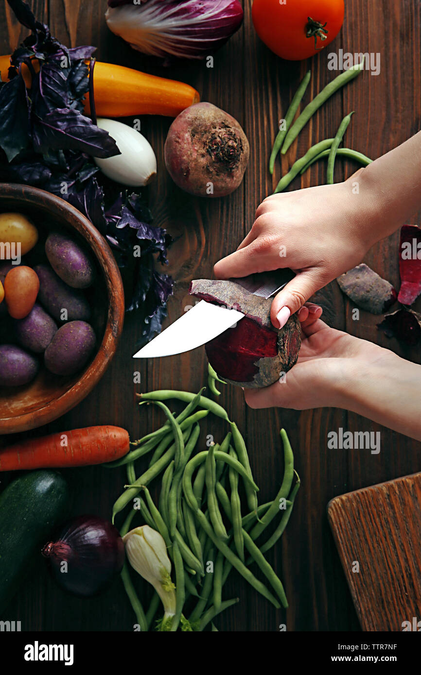 Frau peeling Rote Bete auf Küche, Ansicht von oben Stockfoto