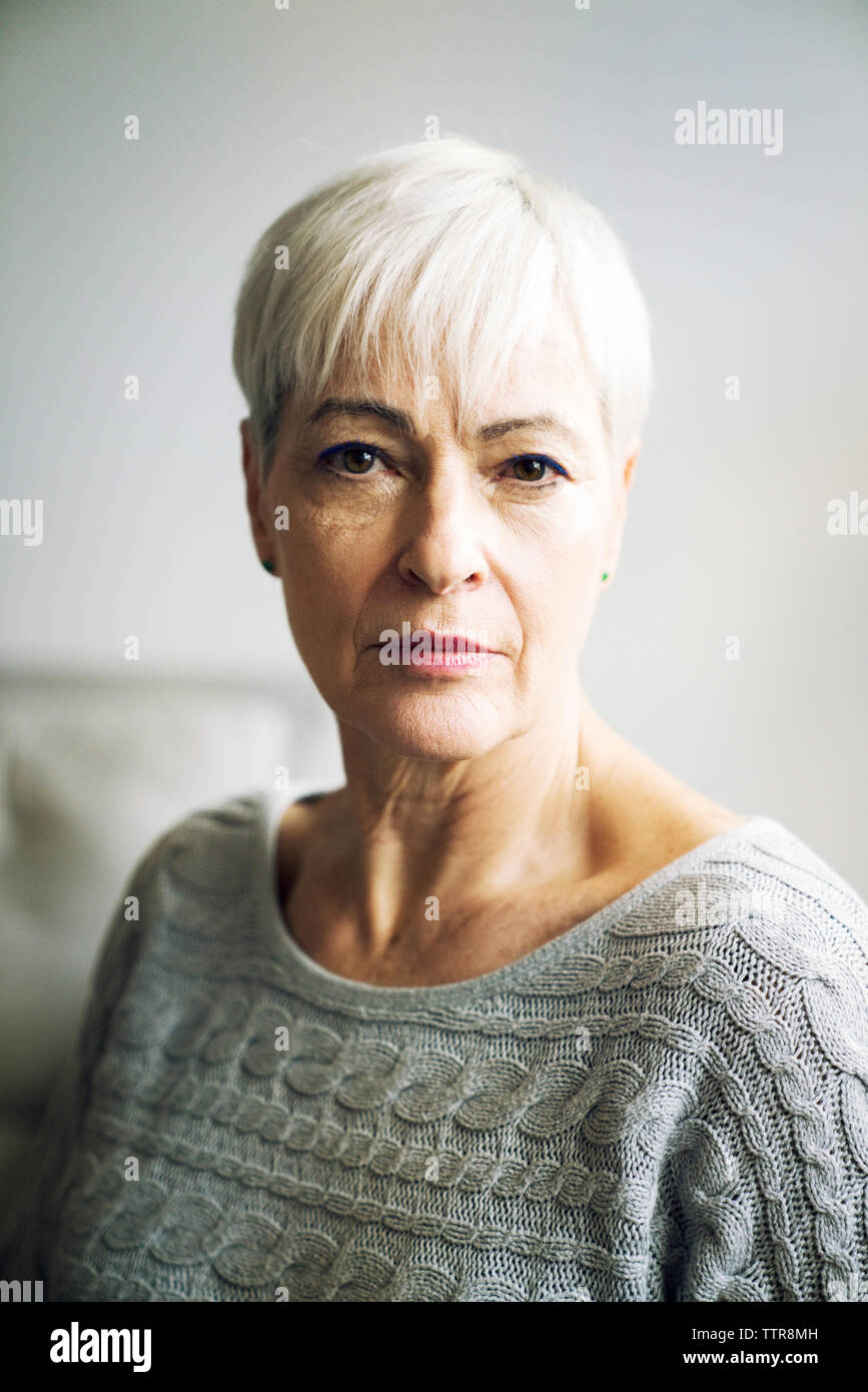 Porträt von Ernst senior Frau Stockfoto