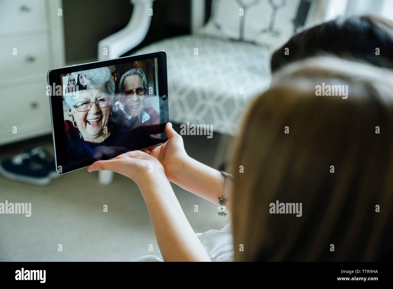 Schwestern Videokonferenzen mit den Großeltern durch Tablet Computer zu Hause. Stockfoto
