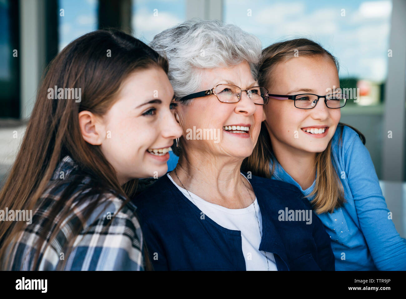 Gerne Großmutter und Enkelinnen weg schauen auf der Veranda Stockfoto