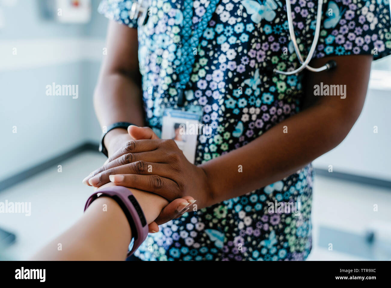 Nahaufnahme der Kinderarzt tröstlich Mädchen im Untersuchungsraum Stockfoto
