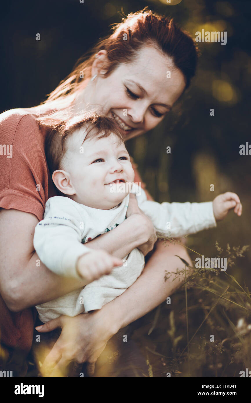 Glückliche Mutter mit Sohn im Wald Stockfoto