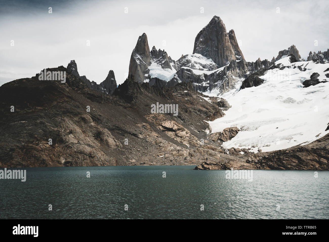 Malerischer Blick auf den See gegen Berge im Winter Stockfoto