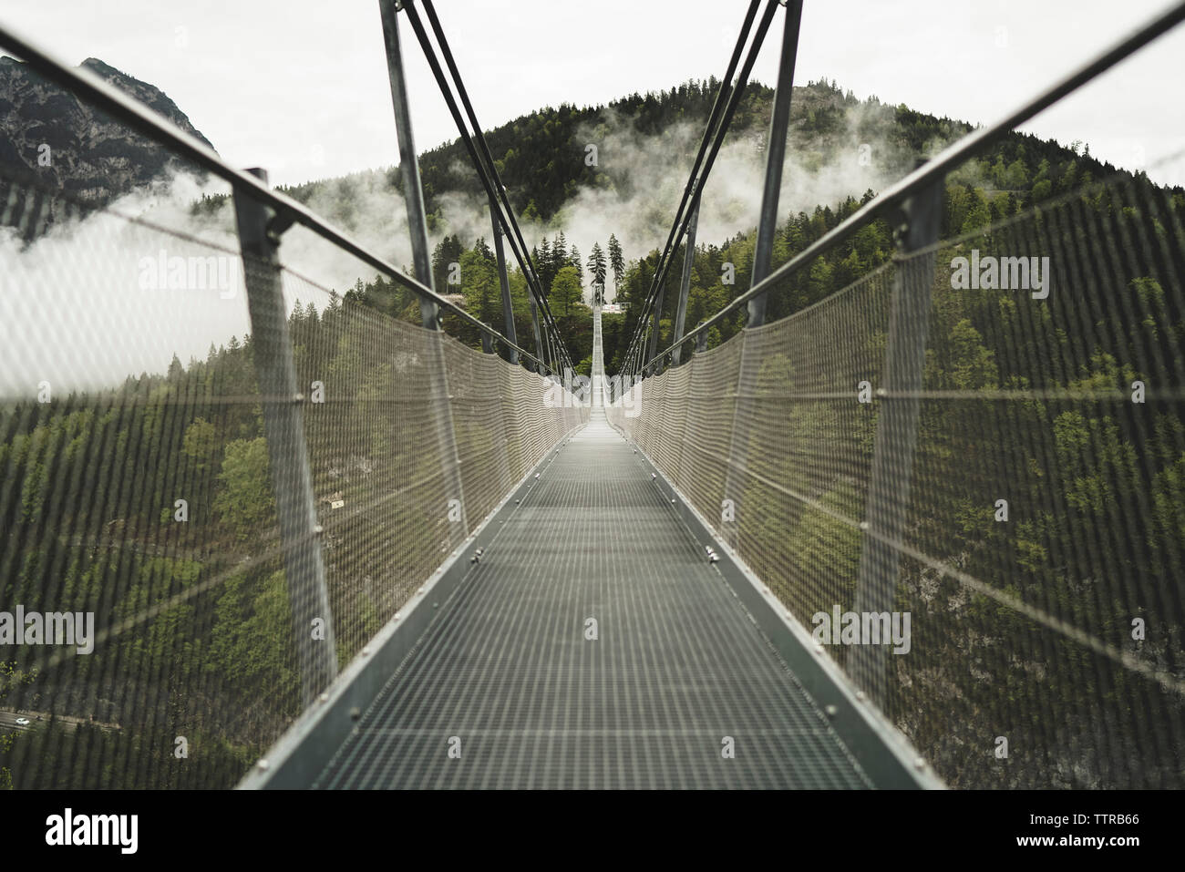 Abnehmende Perspektive der Highline 179 Richtung Mountain führenden gegen den klaren Himmel Stockfoto