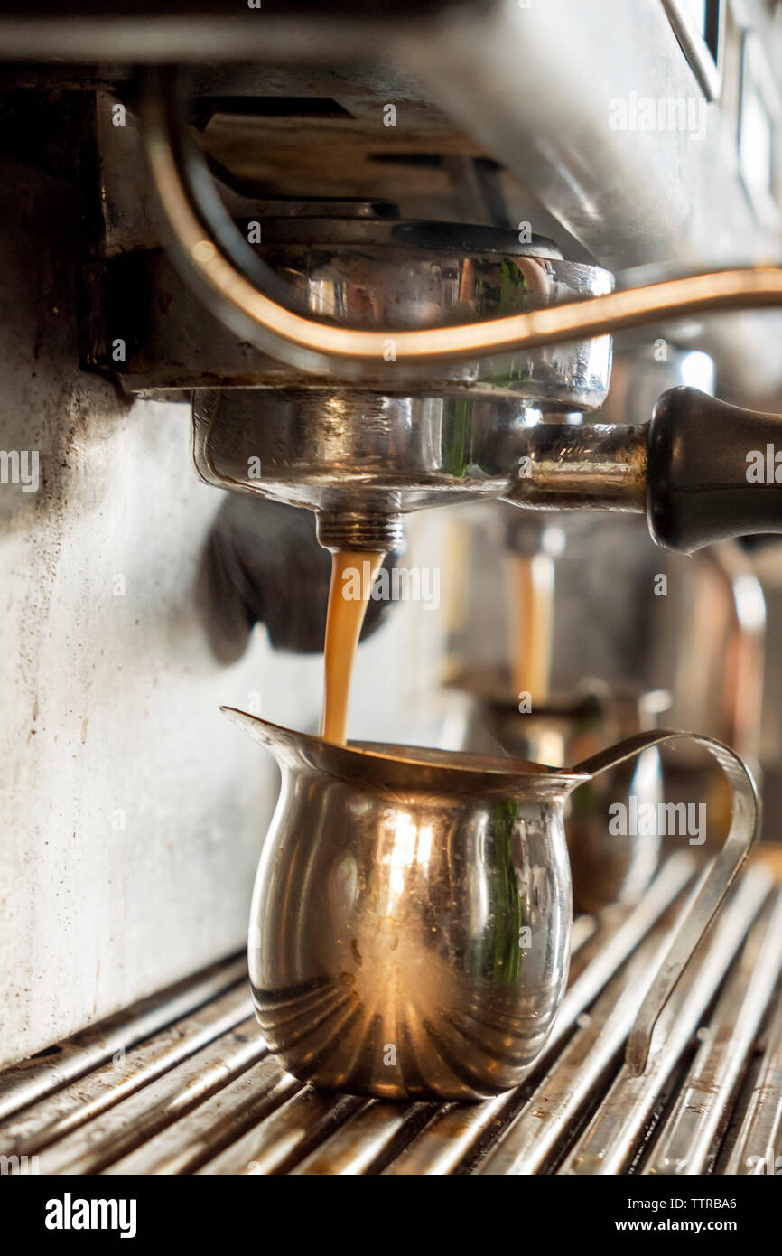 Espresso Maschine Kaffee in Kannen gießt im Cafe Stockfoto